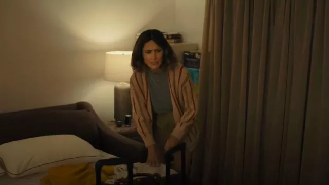 Le grand Le cardigan en alpaga d’Everett porté par Sylvia (Rose Byrne) comme on le voit dans Platonic (S02E05)