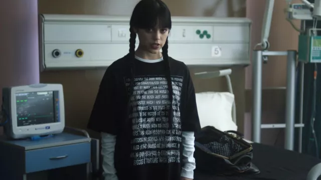Camiseta de Allan Poe The Pit and the Pendulum Skull usada por Wednesday Addams / Goody Addams (Jenna Ortega) en Wednesday (S02E05)