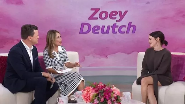 Pull drapé à nouer sur le devant JW Anderson porté par Zoey Deutch comme on le voit dans Today with Jenna & Friends le 3 septembre 2025