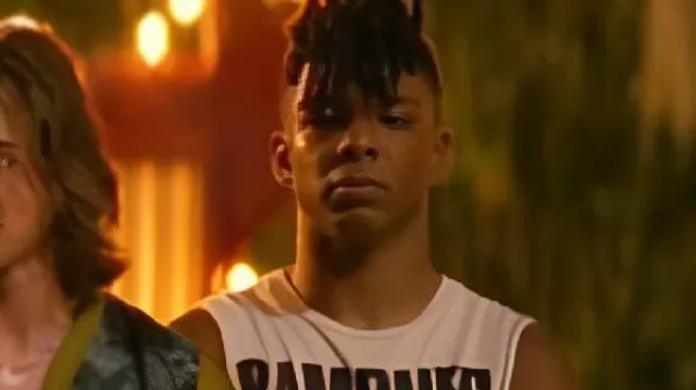 The Runarounds 2025 T-Shirt Zendé Murdock utilisé par comme on le voit dans The Runarounds (S01)