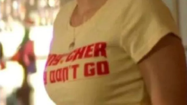 The Runarounds Camiseta amarilla usada por (Lilah Pate) como se ve en The Runarounds (S01E01)