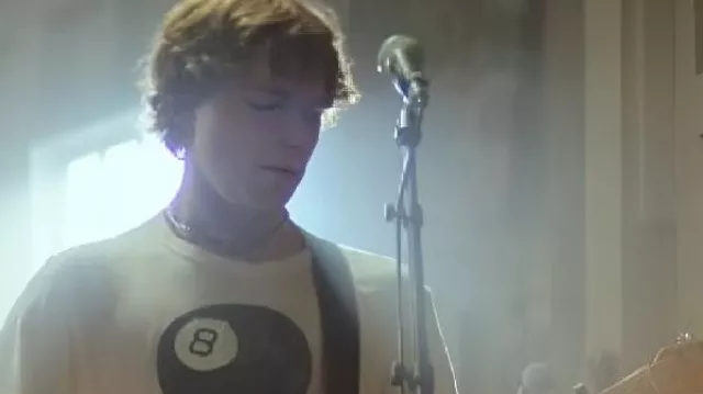 La camiseta de 8 bolas Runarounds usada por (William Lipton) como se ve en The Runarounds (S01)