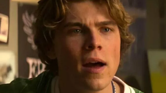 Camiseta a rayas con cuello en V de The Runarounds usada por (William Lipton) como se ve en The Runarounds (S01E01)