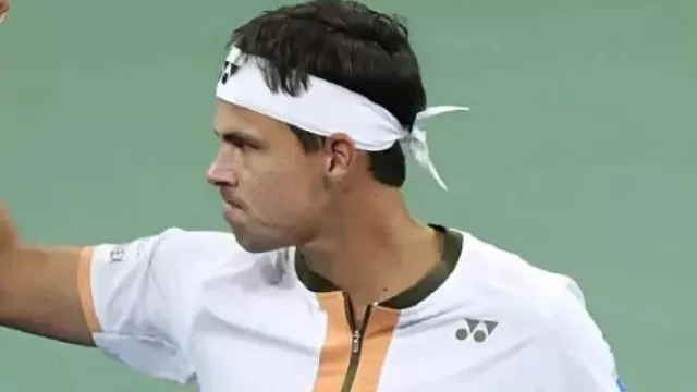 Camiseta del US Open Tennis Tournament usada por Daniel Altmaier en Stefanos Tsitsipas vs. Daniel Altmaier Resumen | Ronda 2 del US Open 2025