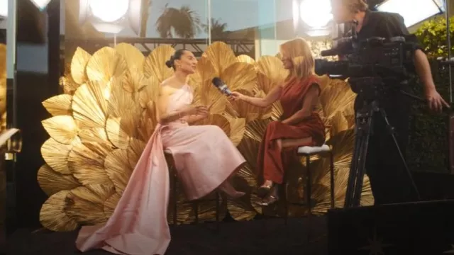 Christian Dior exuberante vestido escultórico asimétrico de seda rosa usado por Zoë Kravitz como se ve en The Studio (S01E08)
