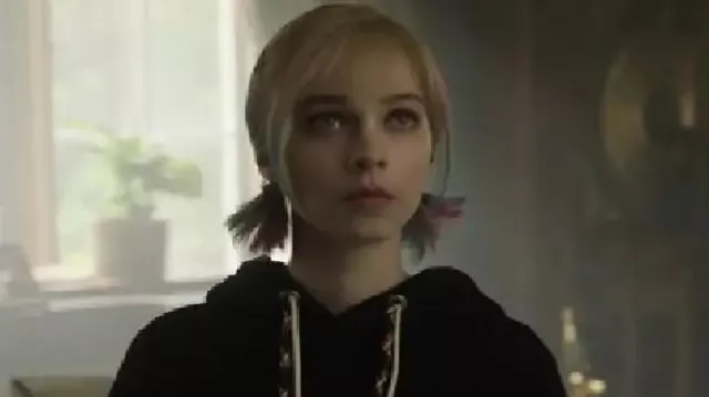 Miércoles Emma Myers Sudadera con capucha bordada corta de Enid Sinclair (Emma Myers) en Miércoles