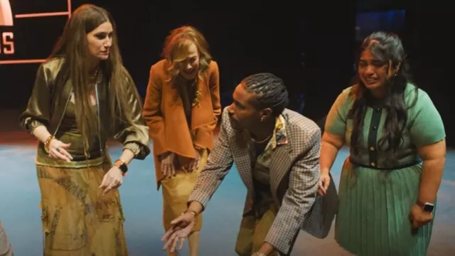 Alexia Admor Anders Vestido de punto ajustado y acampanado usado por Petra (Keyla Monterroso Mejia) como se ve en The Studio (S01E10)