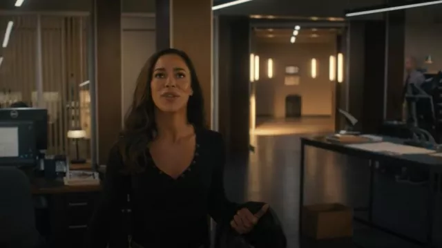 Henley côtelé porté par Amber Oliveras (Jessica Camacho) comme on le voit dans Countdown (S01E11)
