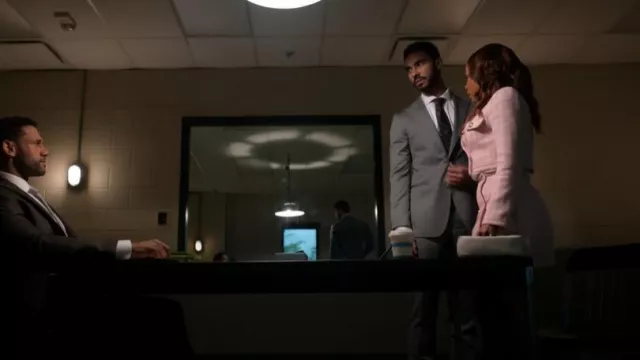 Minijupe portefeuille en tweed Versace Contrasto portée par Andrea 'Andi' Barnes (KJ Smith) vue dans Sistas de Tyler Perry (S08E01)
