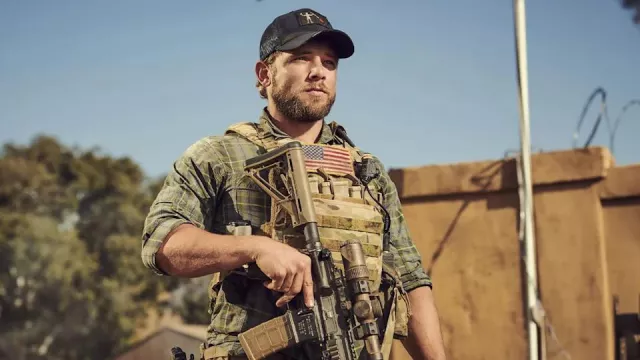 Chemise / Polo porté par Clay Spencer (Max Thieriot) comme on le voit dans l’équipe SEAL