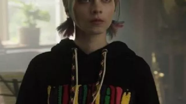 Miércoles S02 Emma Myers Sudadera con capucha bordada recortada usada por Enid Sinclair (Emma Myers) en Miércoles (S02)