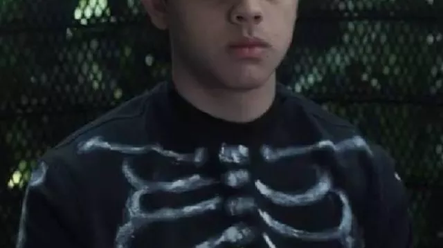 Miércoles S02 Isaac Ordóñez Camisa estrenada con esqueleto usada por (Isaac Ordóñez) en Miércoles (S02)