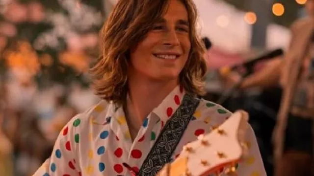 Camisa de lunares de The Runarounds usada por (Axel Ellis) como se ve en The Runarounds (S01E04)