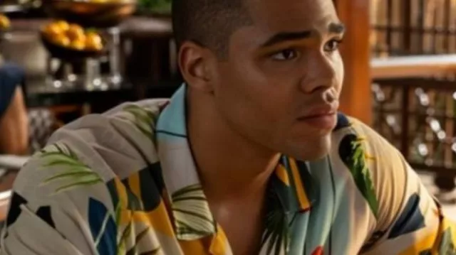 The White Lotus 2025 Nicholas Duvernay Camisa floral estampada como se ve en The White Lotus (S03)