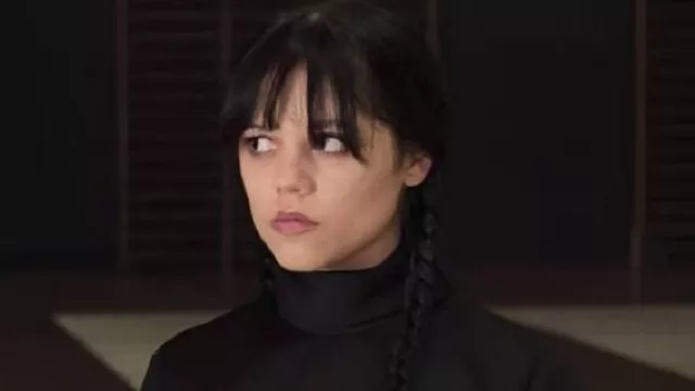 Camisa negra corta con cuello de miércoles usada por Wednesday Addams / Goody Addams (Jenna Ortega) como se ve en Miércoles (S02E01)