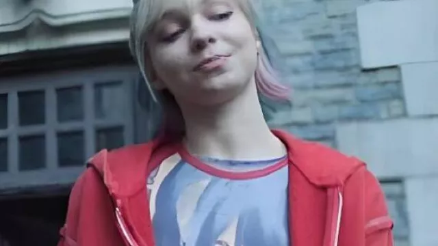 Camiseta raglán de anime de miércoles usada por Enid Sinclair (Emma Myers) como se ve en Miércoles (S02E04)