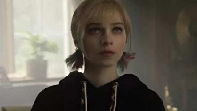 Sudadera con capucha corta bordada de miércoles usada por (Emma Myers) como se ve en Miércoles (S02E08)