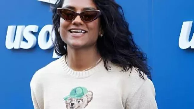 El suéter de oso del Campeonato de Tenis del US Open usado por Simone Ashley en Simone Ashley apoya a Emma Raducanu en el US Open con la asistencia de Anna Wintour | Bridgerton #us