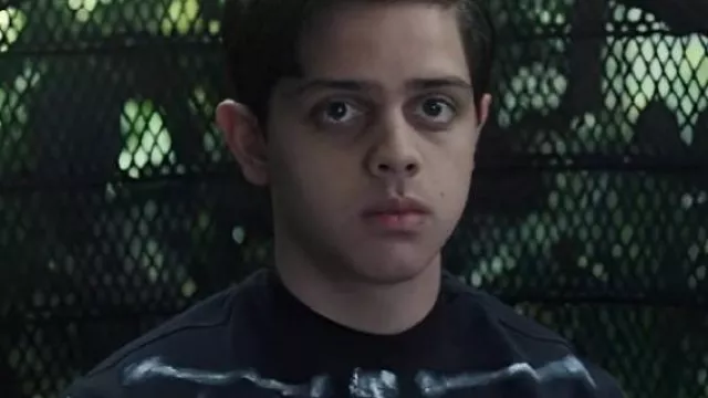 Camisa estampada de esqueleto de miércoles usada por (Isaac Ordóñez) como se ve en Miércoles (S02E01)