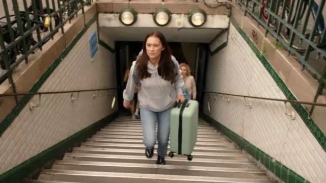 Away The Bigger Carry On usado por Isabel 'Belly' Conklin (Lola Tung) como se ve en The Summer I Turned Pretty (S03E09)