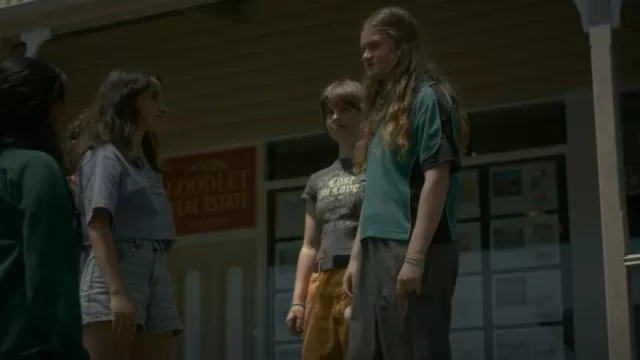T-shirt bébé H&M Lost in Love porté par Lulu Grey (Stella Miller) comme on le voit dans Playing Gracie Darling (S01E02)
