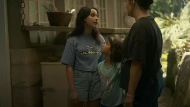 Butter Goods Corrosive T Shirt porté par Mina Grey (Chloe Brink) comme on le voit dans Playing Gracie Darling (S01E02)