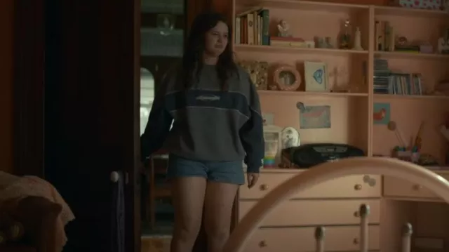 Suéter Ghanda Line Up usado por la joven Joni Grey (Eloise Rothfield) como se ve en Playing Gracie Darling (S01E02)