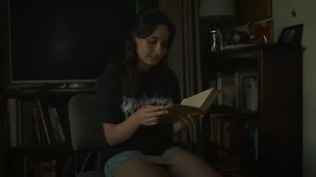 Fasttimes Thrasher Airbrush T Shirt en Noir/Violet porté par Mina Grey (Chloe Brink) comme on le voit dans Playing Gracie Darling (S01E03)