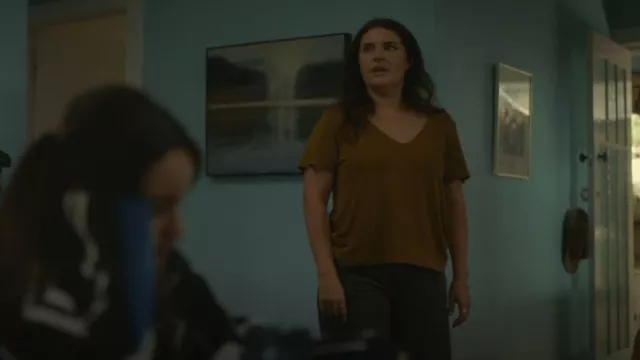 Cos V Neck Linen T Shirt porté par Joni (Morgana O’Reilly) comme on le voit dans Playing Gracie Darling (S01E03)