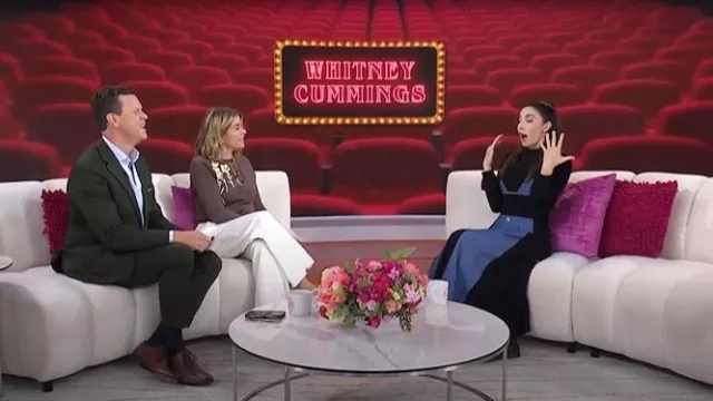 Vestido maxi de jeans de bikini de la marca de moda usado por Whitney Cummings como se ve en Today with Jenna & Friends el 4 de septiembre de 2025