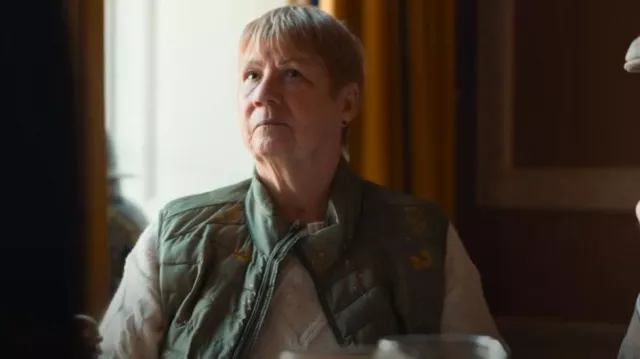 Chaqueta de chaleco acolchado Packaway con estampado floral caqui de fin de semana usada por Pat como se ve en The Inheritance (S01E03)