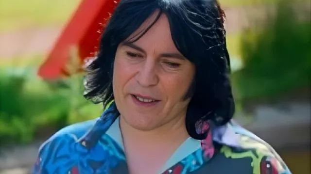 Celebrity Bake Off Chemise multicolore des tigres Noel Fielding portée par Noel / Divers personnages (Noel Fielding) comme on le voit dans la comédie de luxe de Noel Fielding