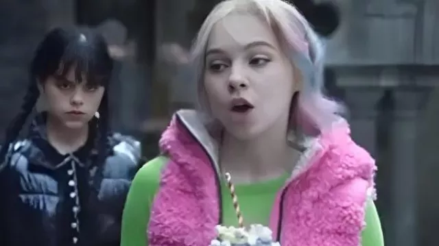 Enid Sinclair Wednesday S2 Gilet rose vif porté par Enid Sinclair (Emma Myers) comme on le voit dans Mercredi (S02E03)