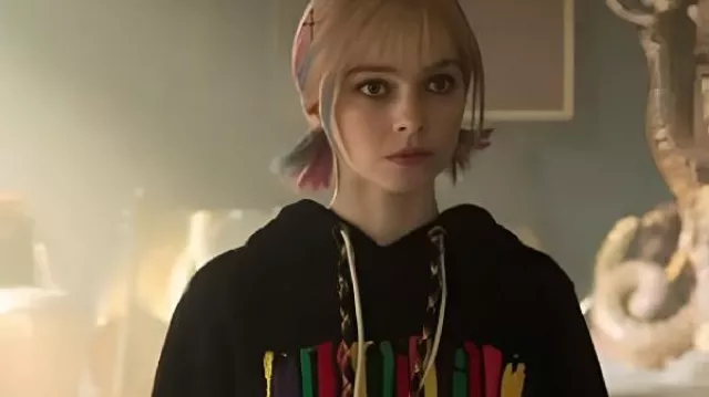Emma Myers Wednesday S2 Sudadera con capucha con flecos usada por Enid Sinclair (Emma Myers) como se ve en Wednesday (S02E06)