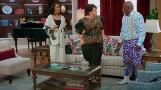 Nina Parker Jupe zippée de plongée grande taille à la mode portée par Cora (Tamela Mann) comme on le voit dans Tyler Perry’s Assisted Living (S05E06)