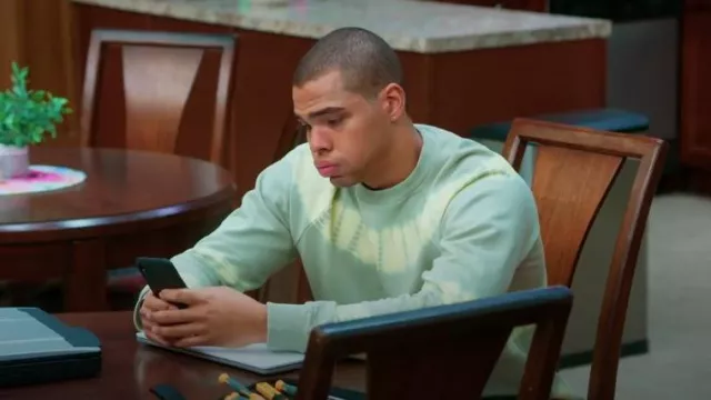 Sudadera con Estampado Tie Dye de Ajuste Relajado Scotch & Soda usada por Lindor (Nicholas Duvernay) como se ve en Tyler Perry's Assisted Living (S05E07)