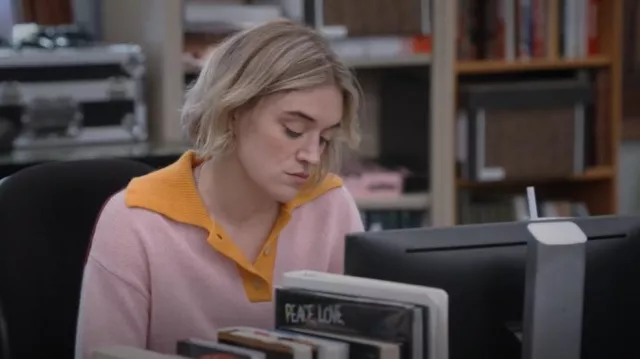 Polo en cachemire coloré Marni porté par Mare Pritti (Chelsea Frei) comme on le voit dans The Paper (S01E07)