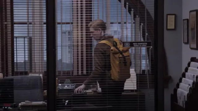 Mochila Madlug Deep Roll-top Eco usada por Ned Sampson (Domhnall Gleeson) como se ve en The Paper (S01E08)