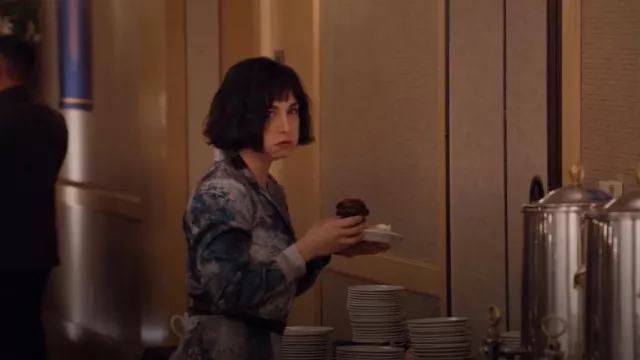 Donna Karan Robe-chemise ceinturée imprimée portée par l’été (Molly Ephraim) comme on le voit dans The Paper (S01E10)
