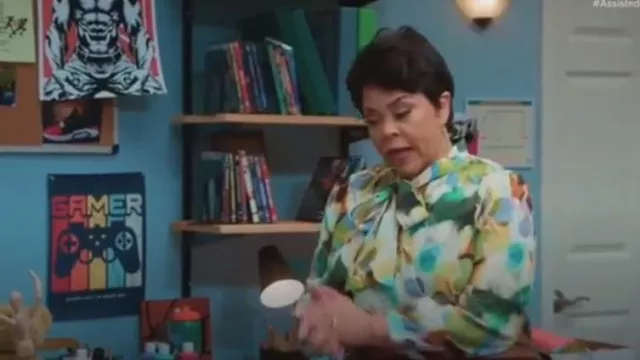 Blouse à col noué imprimée Eloquii portée par Cora (Tamela Mann) telle qu’on la voit dans Tyler Perry’s Assisted Living (S05E21)