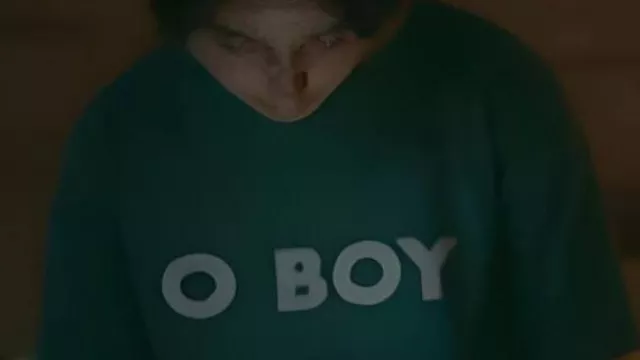 Camiseta Playing Gracie Darling O Boy usada por sí misma (Chloe Brink) como se ve en Playing Gracie Darling (S01E05)