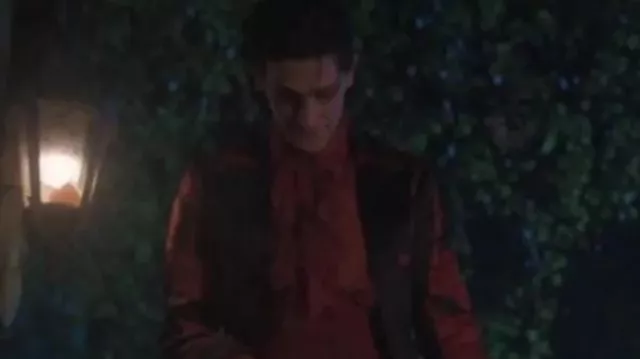 Mercredi S02 Slurp Gala Red Tailcoat vu dans Mercredi (S02)