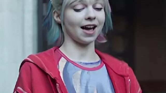 Mercredi S02 Emma Myers Sweat à capuche rouge porté par Enid Sinclair (Emma Myers) comme on le voit dans Mercredi (S02E08)