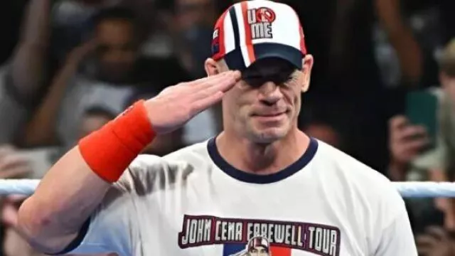 Camiseta blanca de Farewell Tour Lyon usada por John Cena en la última aparición de John Cena en Chicago: WWE Now, 5 de septiembre de 2025