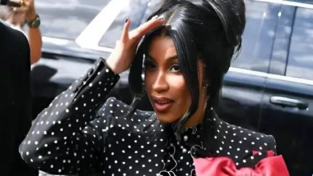 Le blazer à pois 2025 porté par Cardi B dans Cardi B innocenté des allégations d’agression lors d’un procès civil