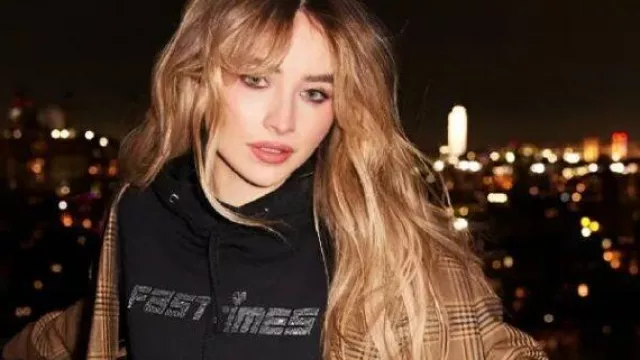 Sudadera con capucha Sabrina Carpenter Speed usada por Self (Sabrina Carpenter) como se ve en Sabrina Carpenter en el Big Weekend 2024 de Radio 1