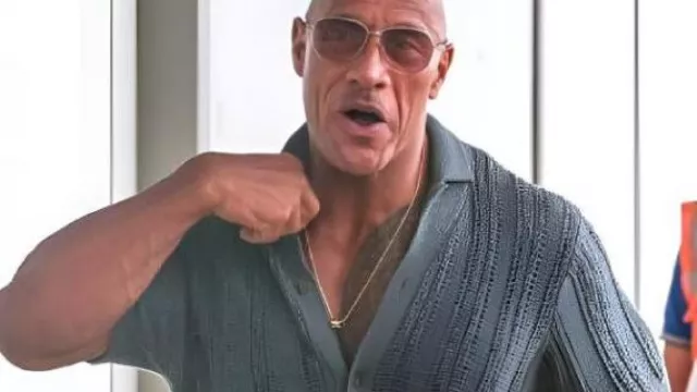 La 82ª camiseta de punto gris del Festival Internacional de Cine de Venecia usada por Dwayne Johnson en Dwayne Johnson SOBS Ovación de pie de más de 15 minutos para el estreno de 'The Smashing Machine' en Venecia