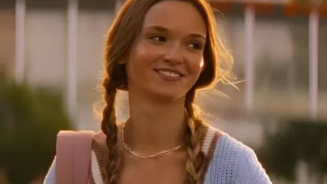 The Runarounds Cardigan gris porté par (Lilah Pate) comme on le voit dans The Runarounds (S01E04)