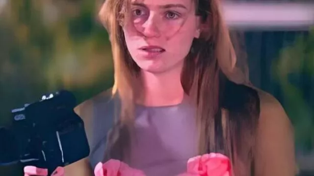 Top imprimé rose The Runarounds porté par (Marley Aliah) comme on le voit dans The Runarounds (S01E05)