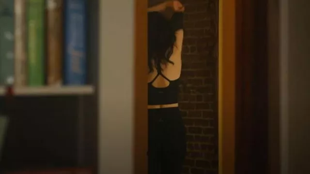 Débardeur court Beyond Yoga Spacedye porté par Mia Lapierre (Krysten Ritter) comme on le voit dans Dexter : Resurrection (S01E04)